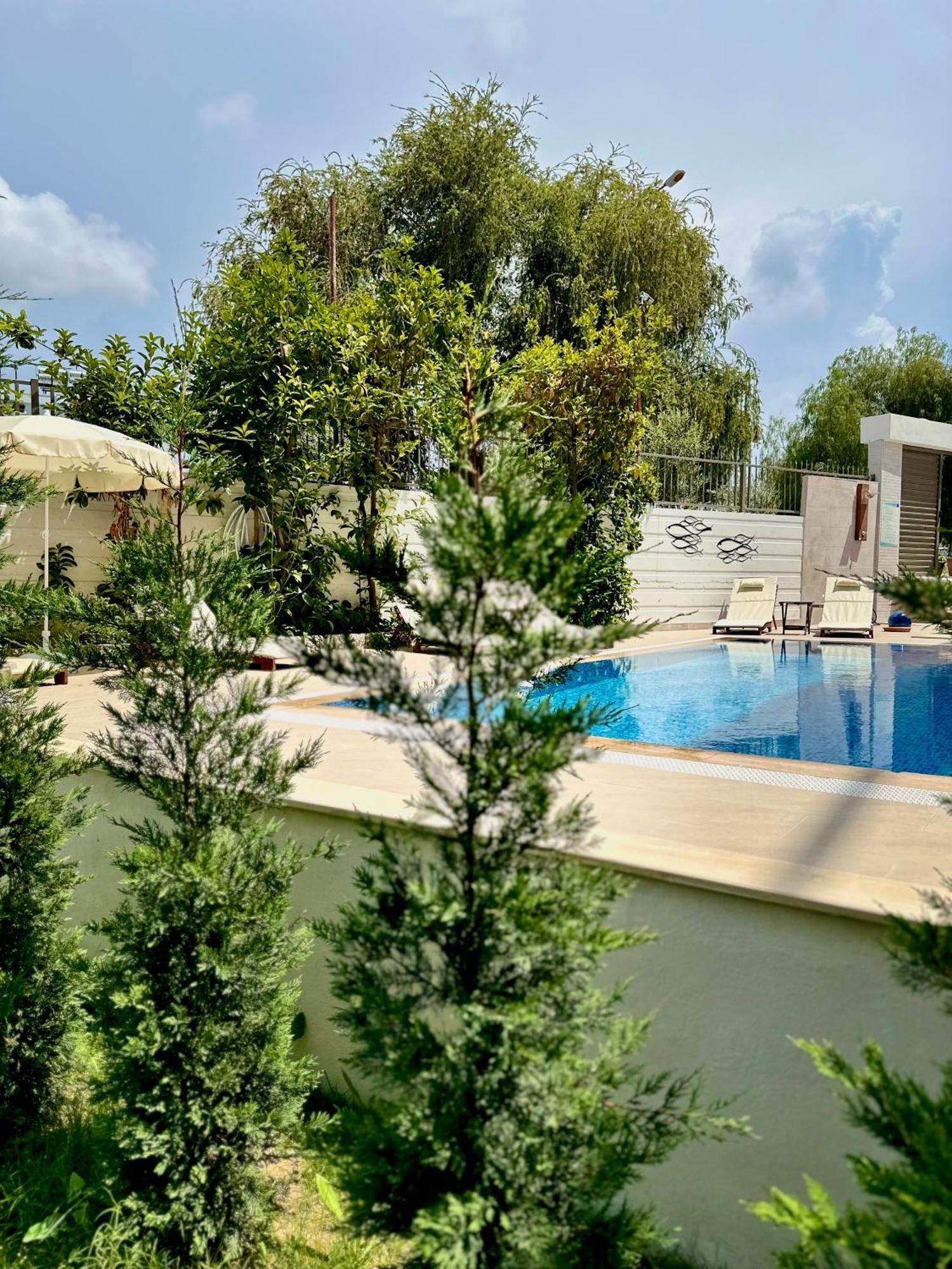 Oregano Suites Side Luaran gambar