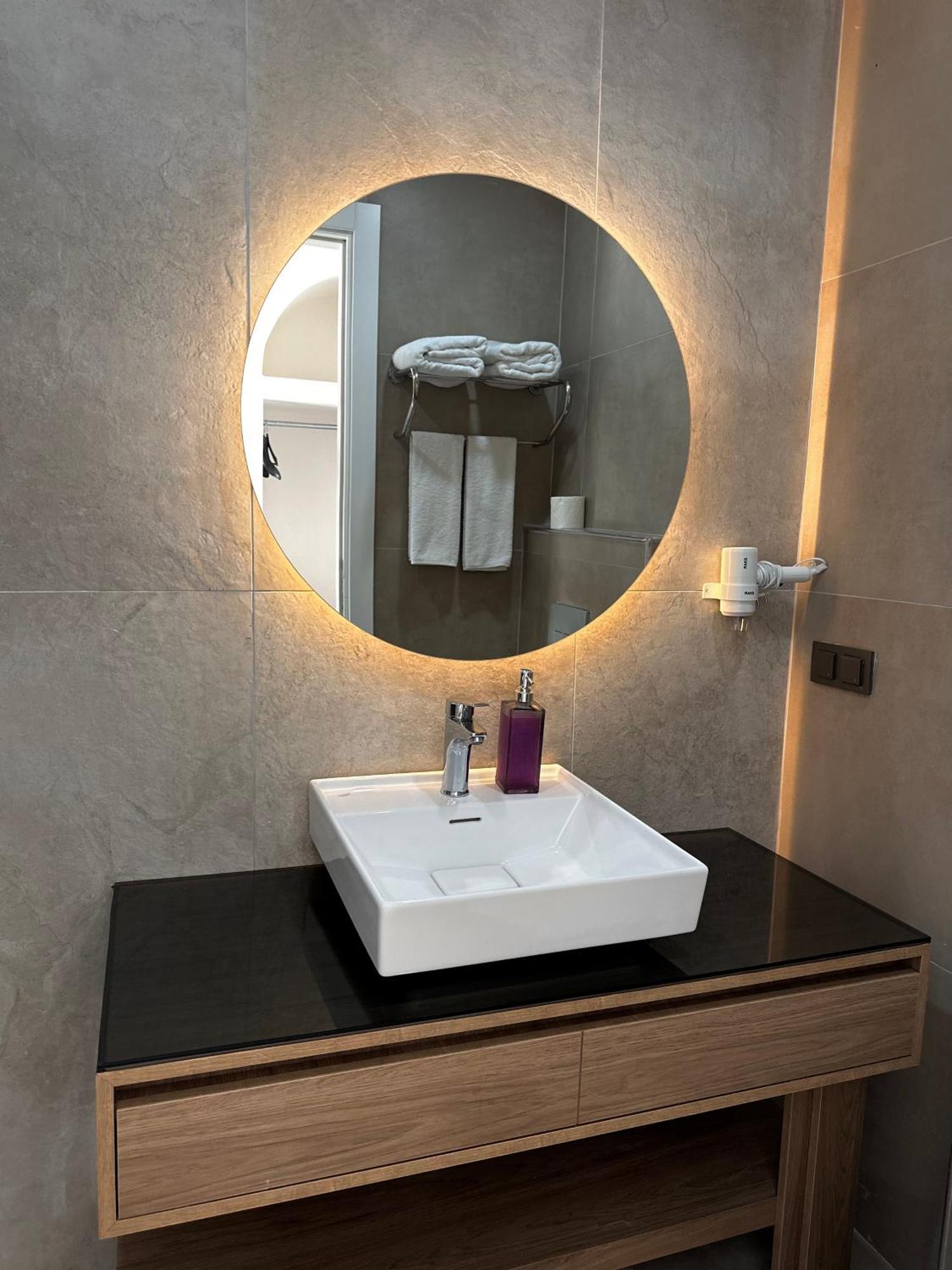 Oregano Suites Side Luaran gambar
