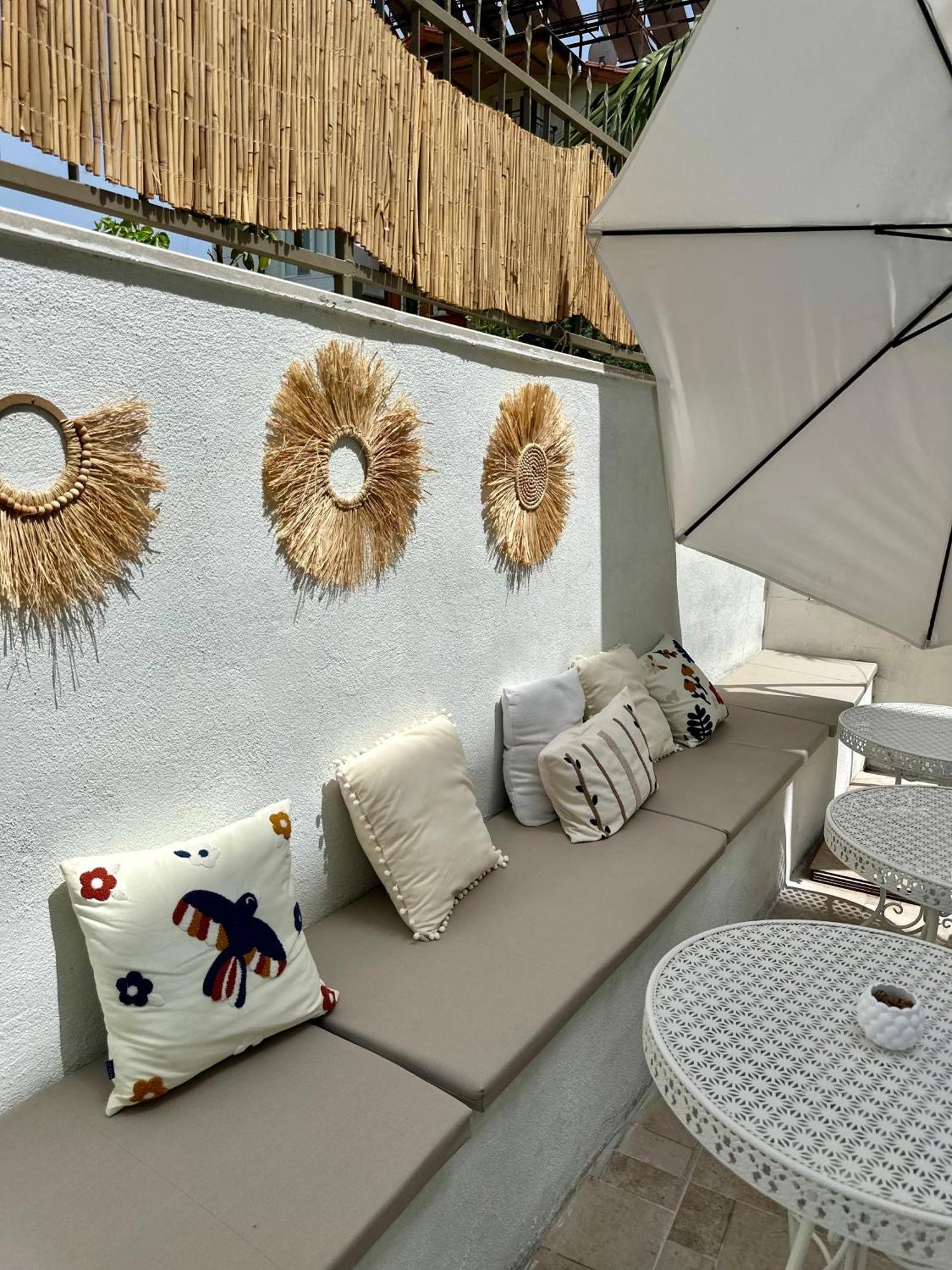 Oregano Suites Side Luaran gambar