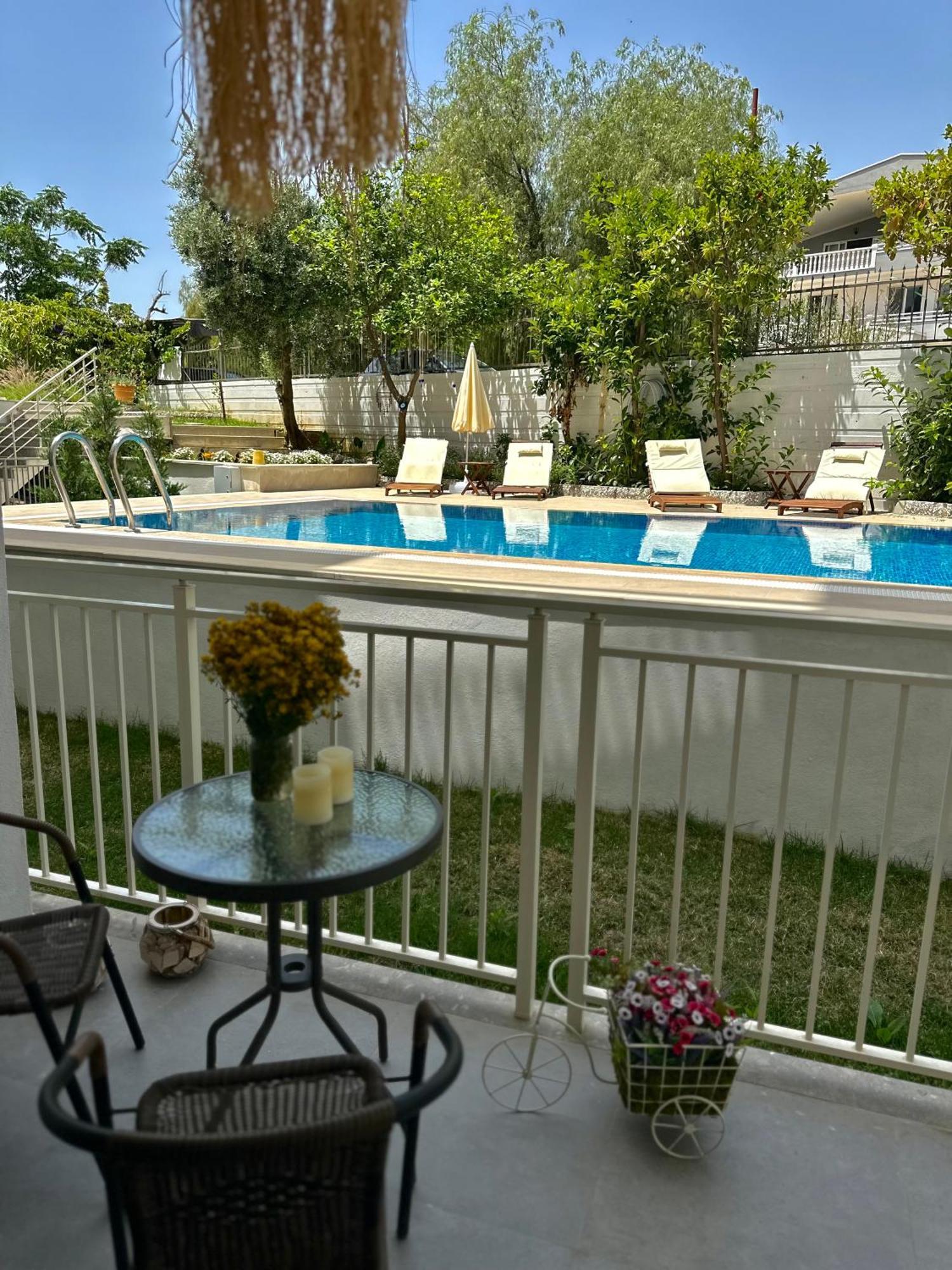 Oregano Suites Side Luaran gambar